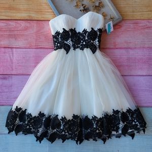 NWT Camille La Vie White Tulle Blacl Applique Strapless Fit & Flare Dress 6